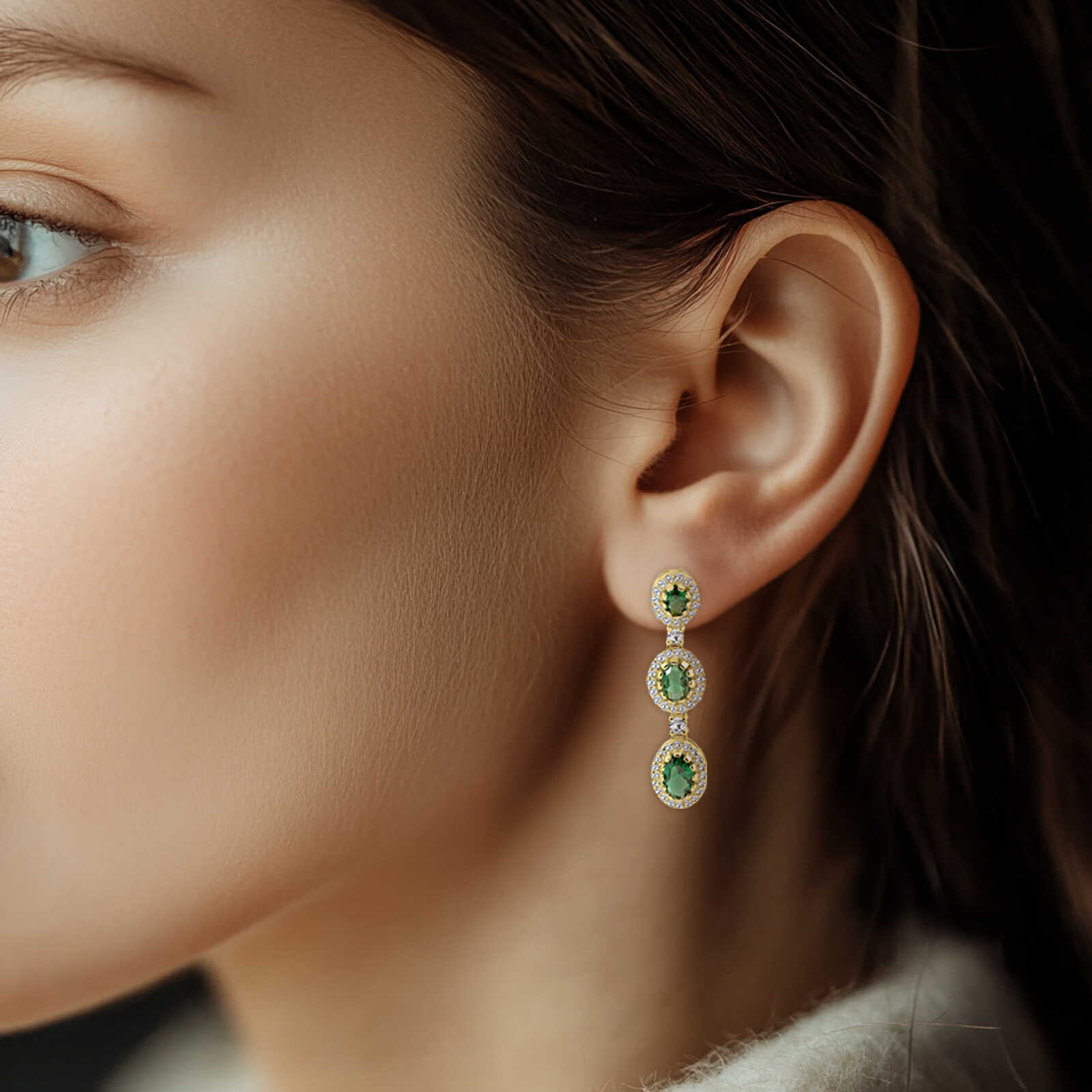 עגילי טיפה בשיבוץ גרין גרנט ויהלומים