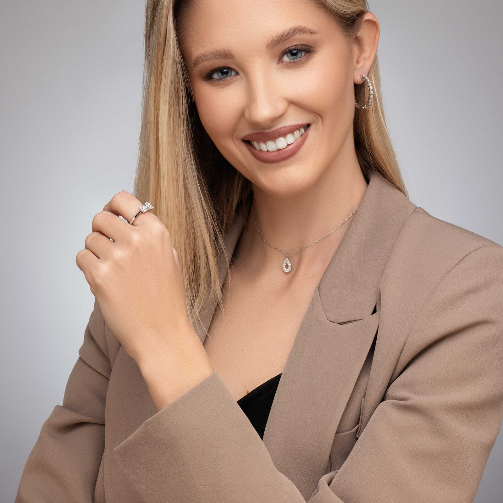 תליון זהב בצורת טיפה משובצת יהלומים