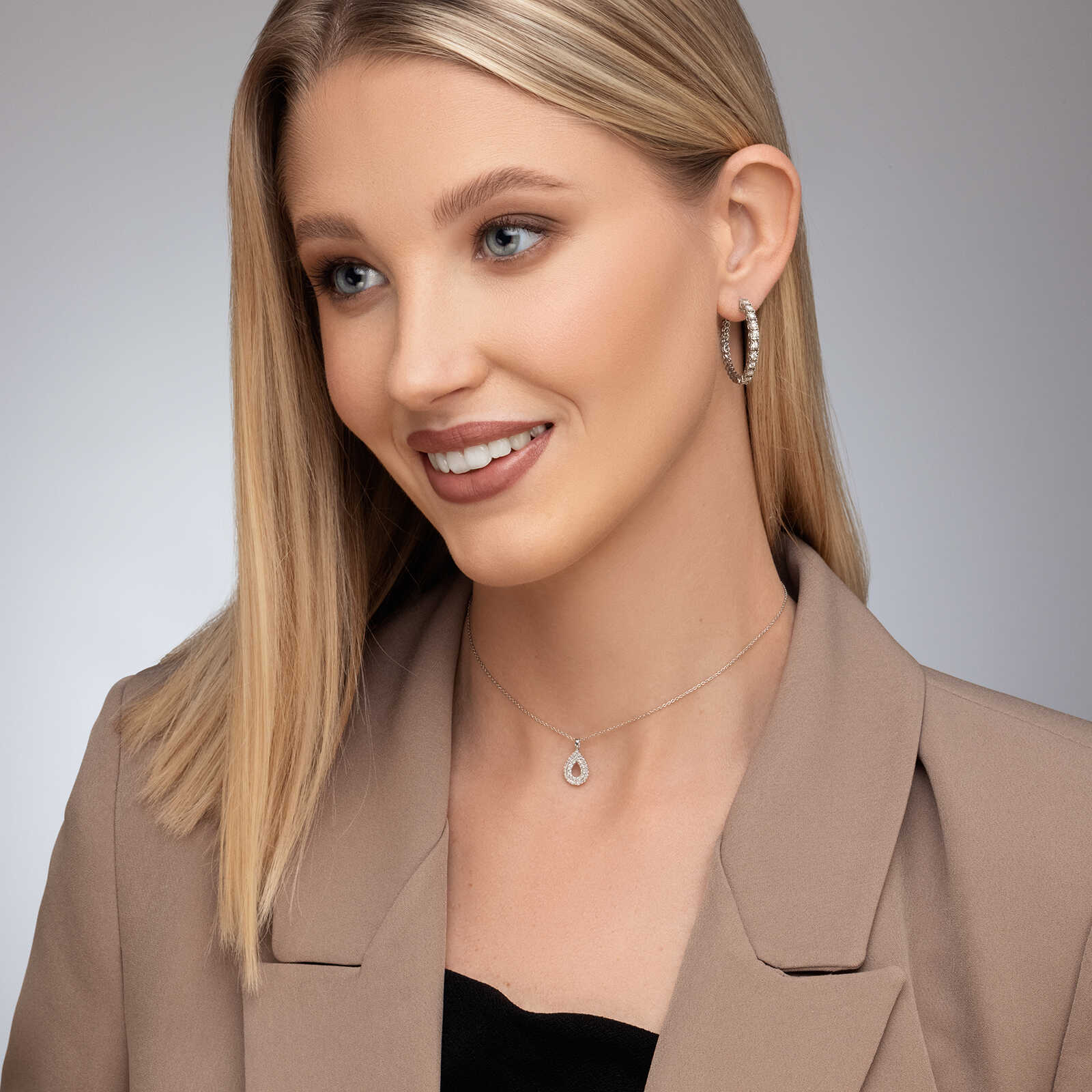 תליון זהב בצורת טיפה משובצת יהלומים