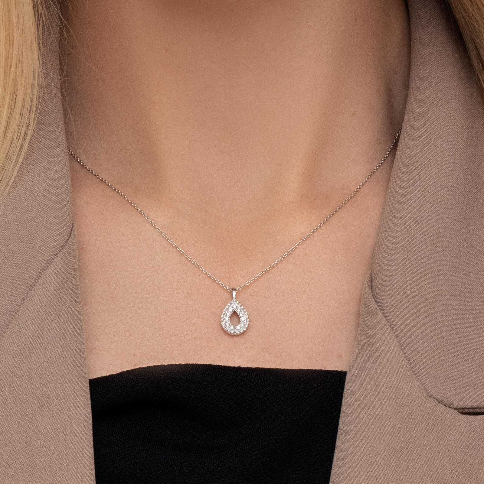 תליון זהב בצורת טיפה משובצת יהלומים