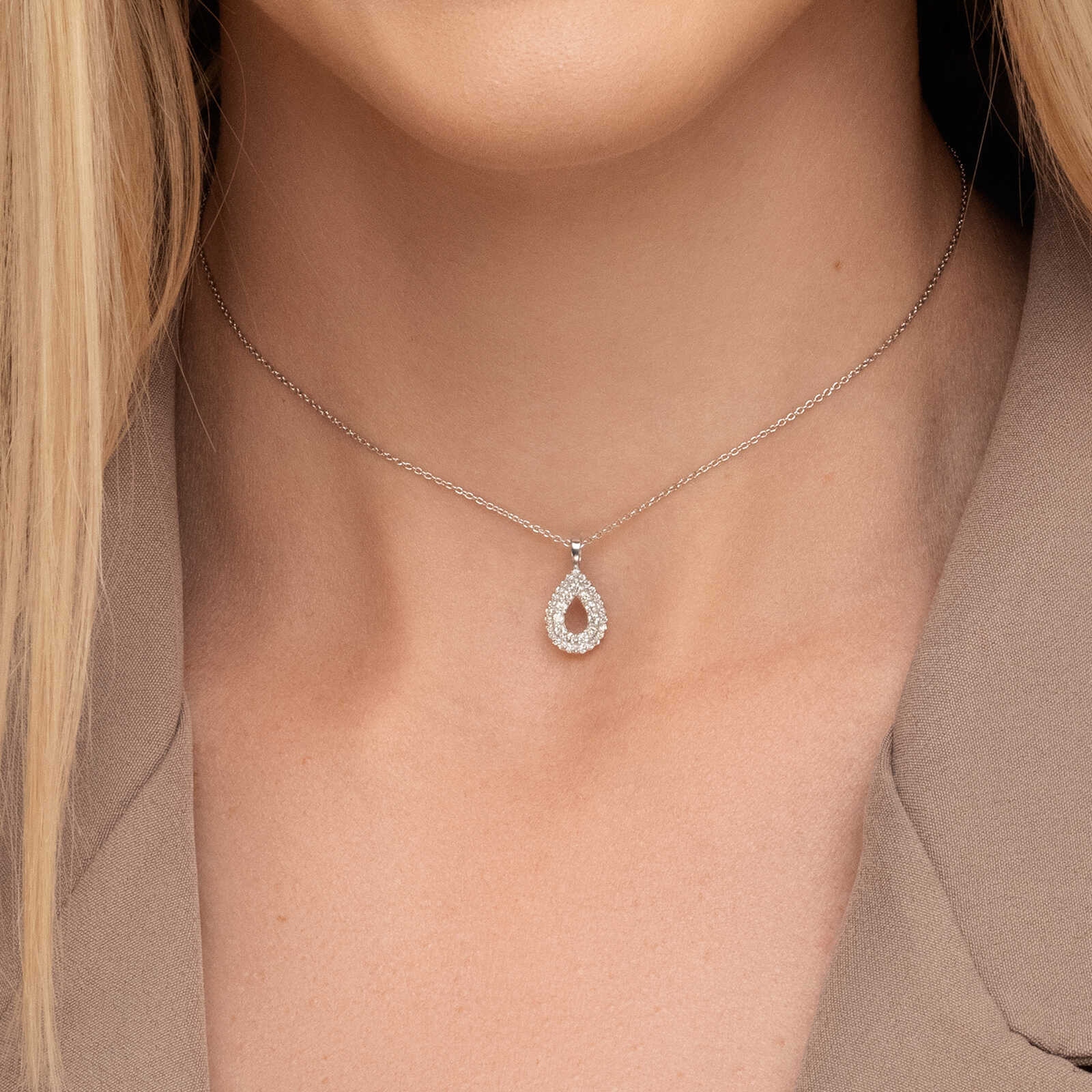 תליון זהב בצורת טיפה משובצת יהלומים