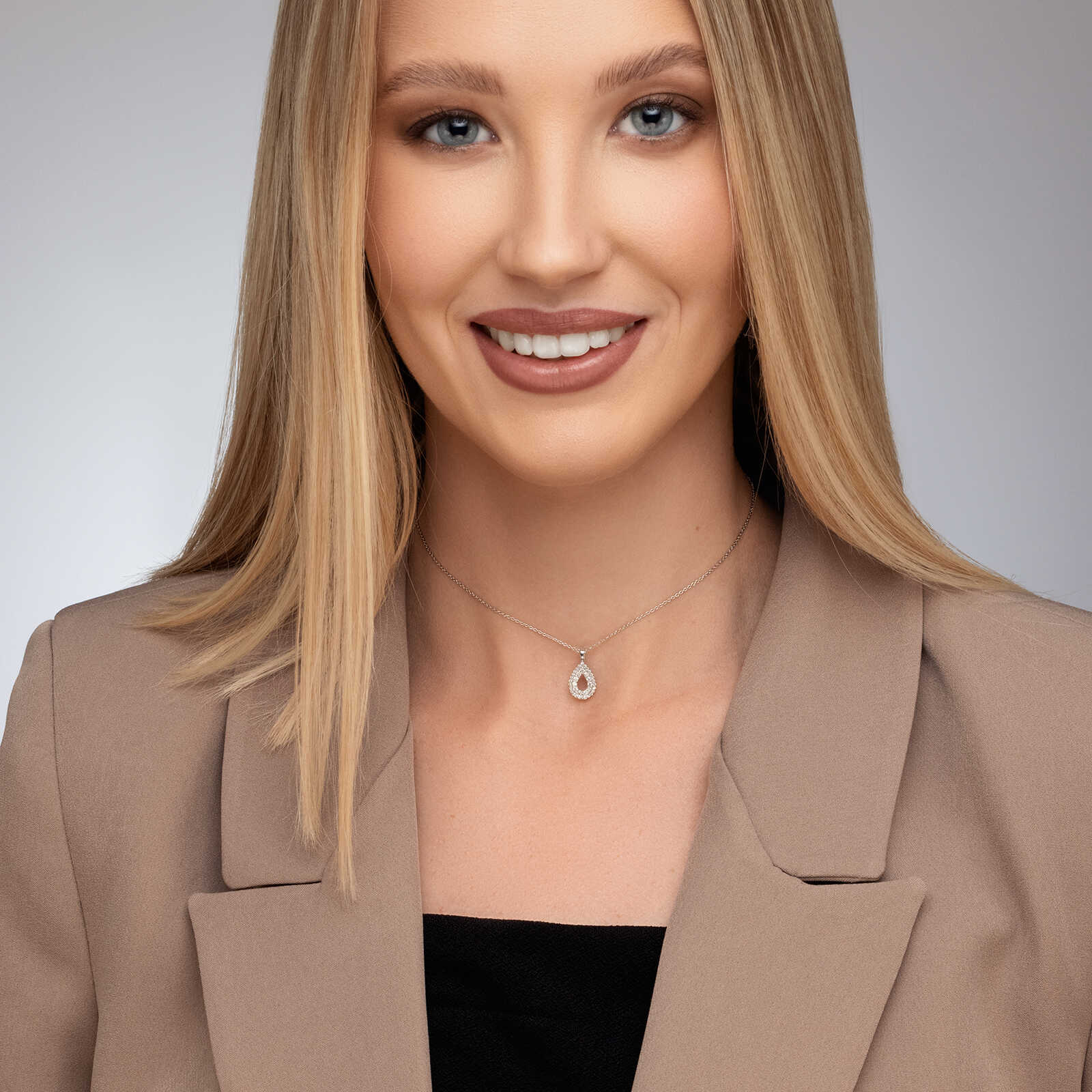 תליון זהב בצורת טיפה משובצת יהלומים