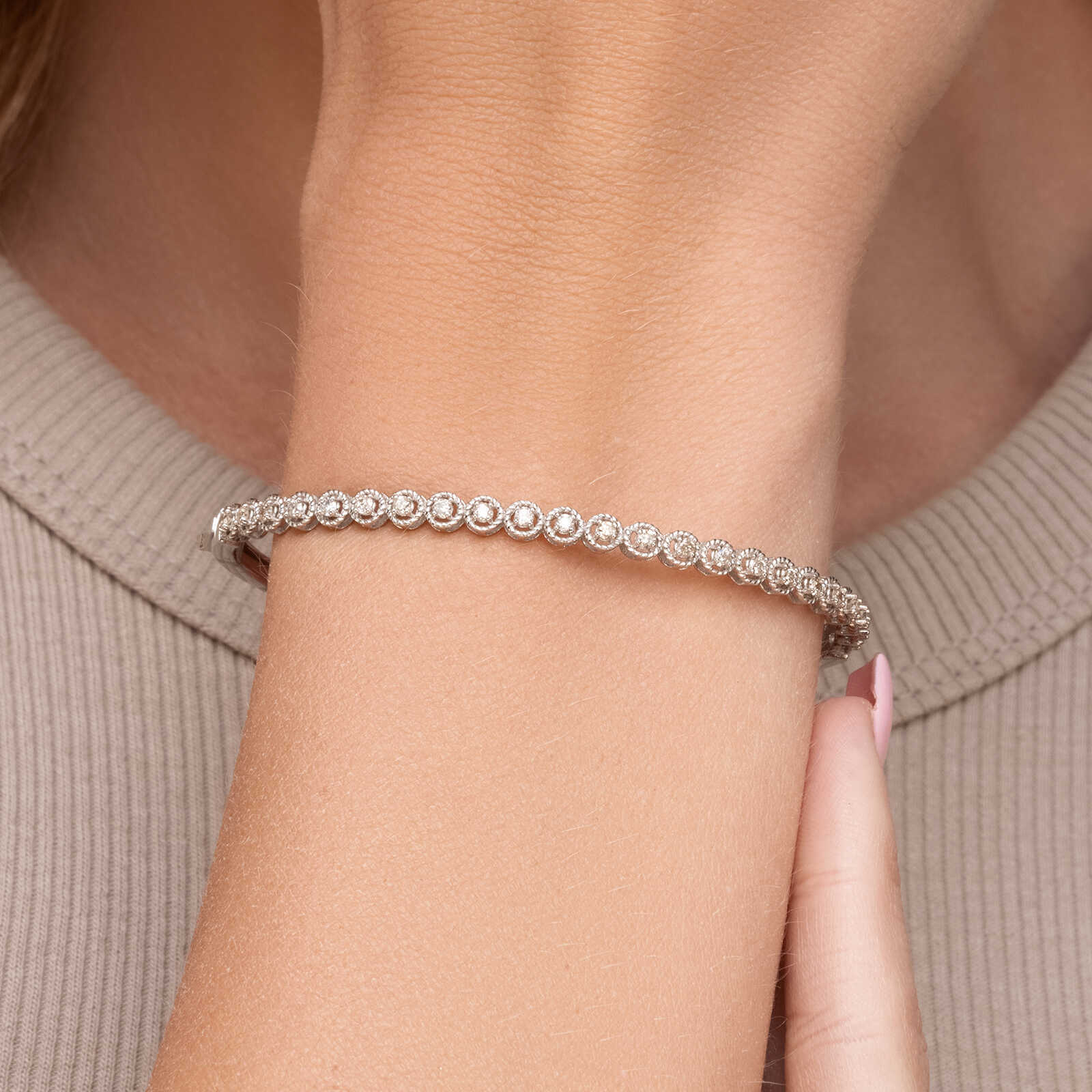 צמיד זהב לבן קשיח משובץ יהלומים