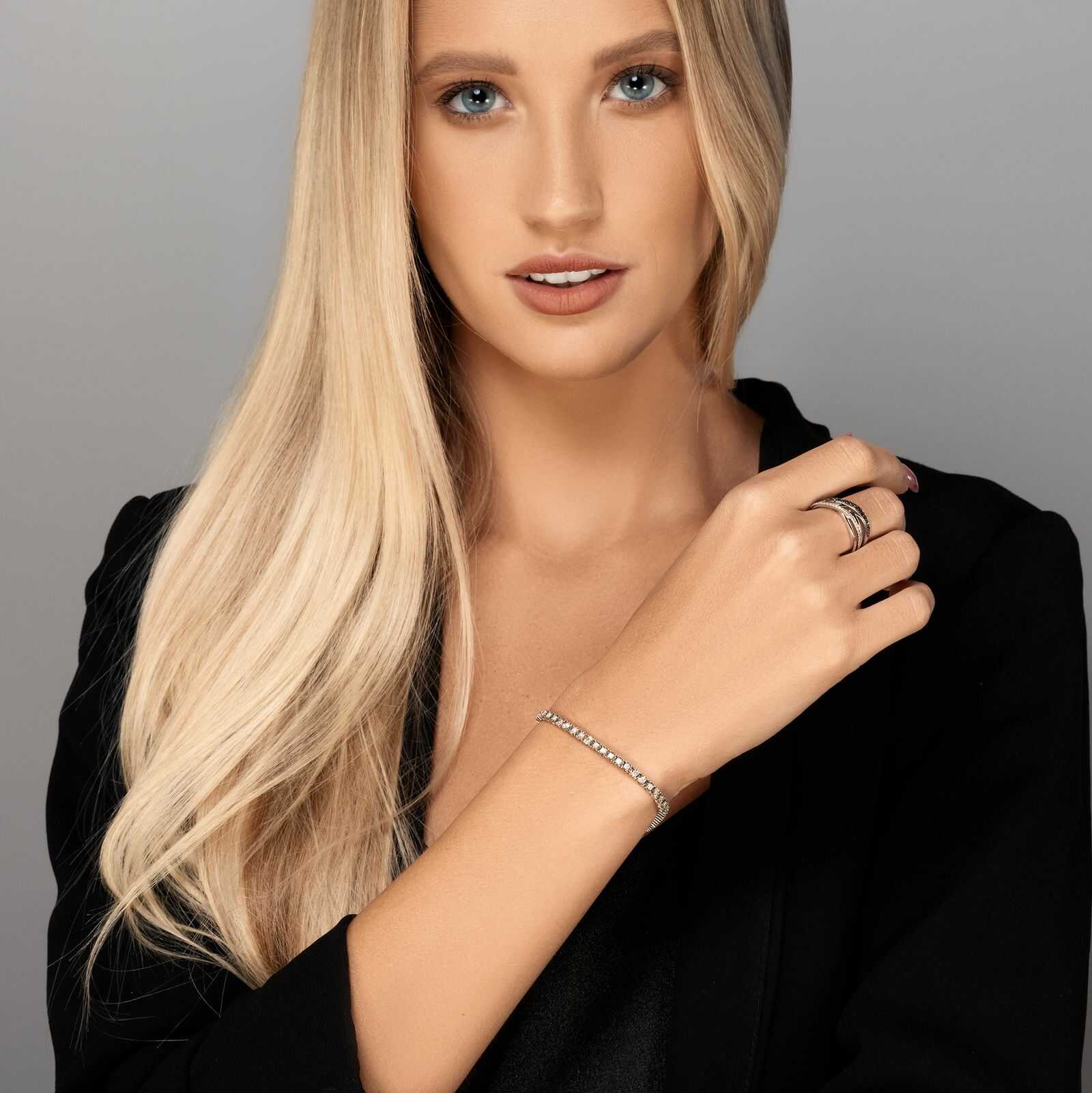 טבעת יהלומים לבנים ושחורים