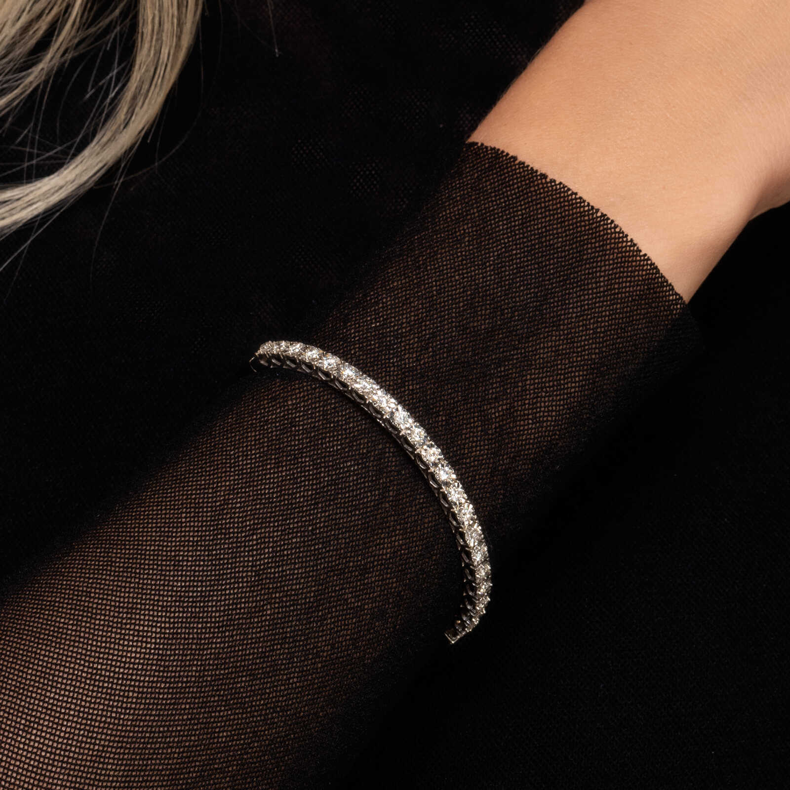 צמיד זהב קשיח משובץ קראט וחצי יהלומים