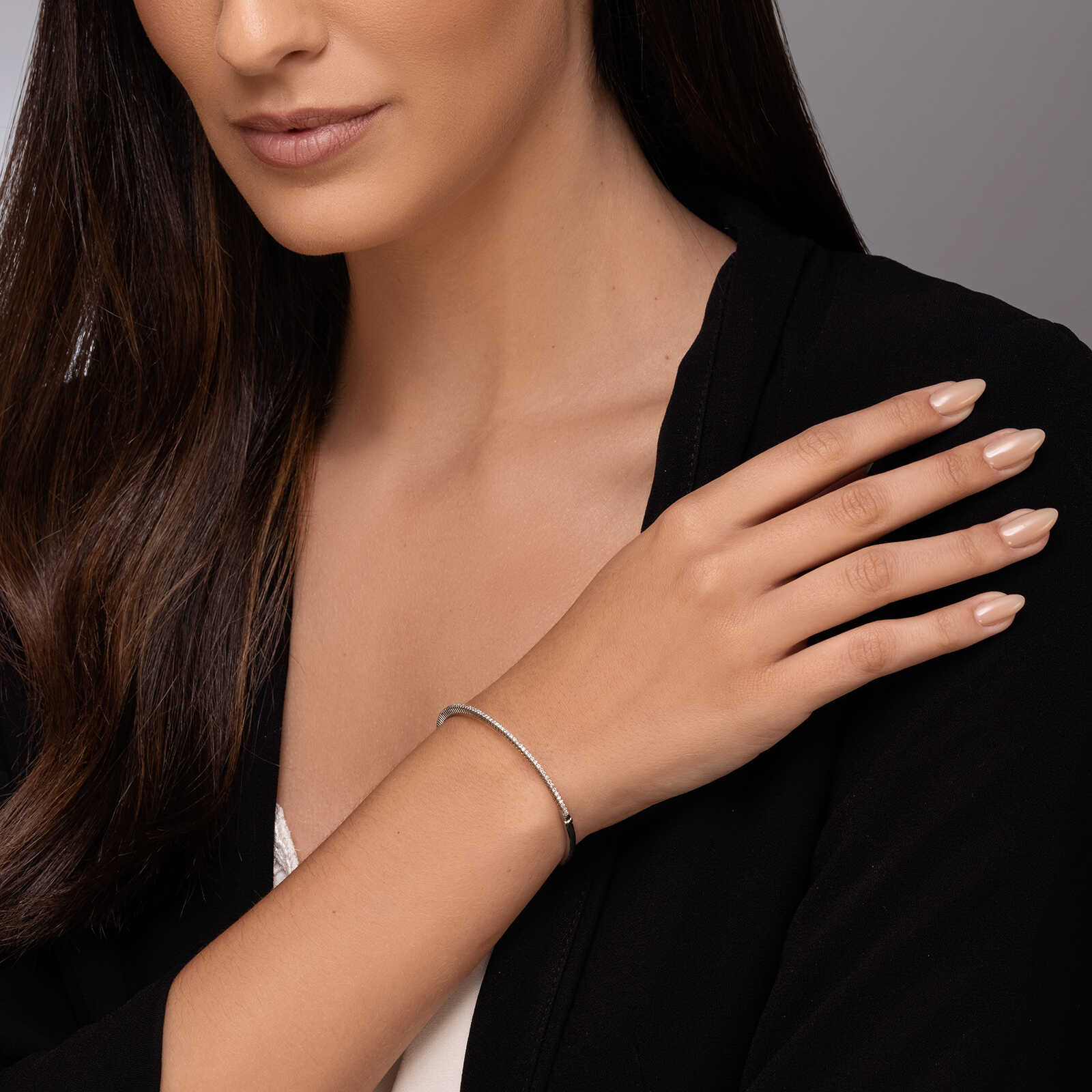 צמיד זהב קשיח משובץ יהלומים