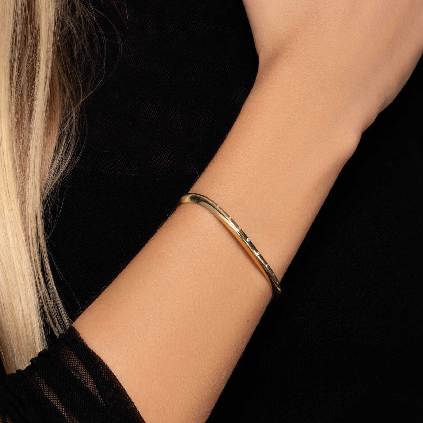 צמיד זהב בצורת גל משובץ יהלומים