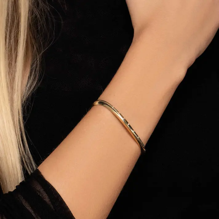 צמיד זהב בצורת גל משובץ יהלומים