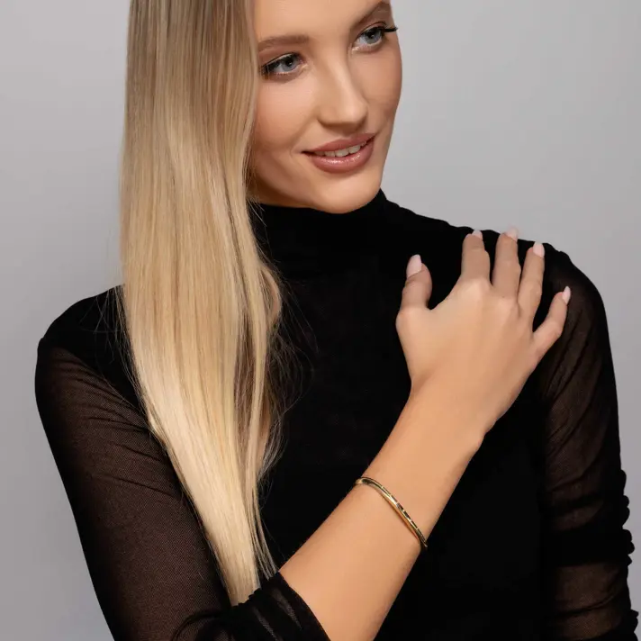 צמיד זהב בצורת גל משובץ יהלומים