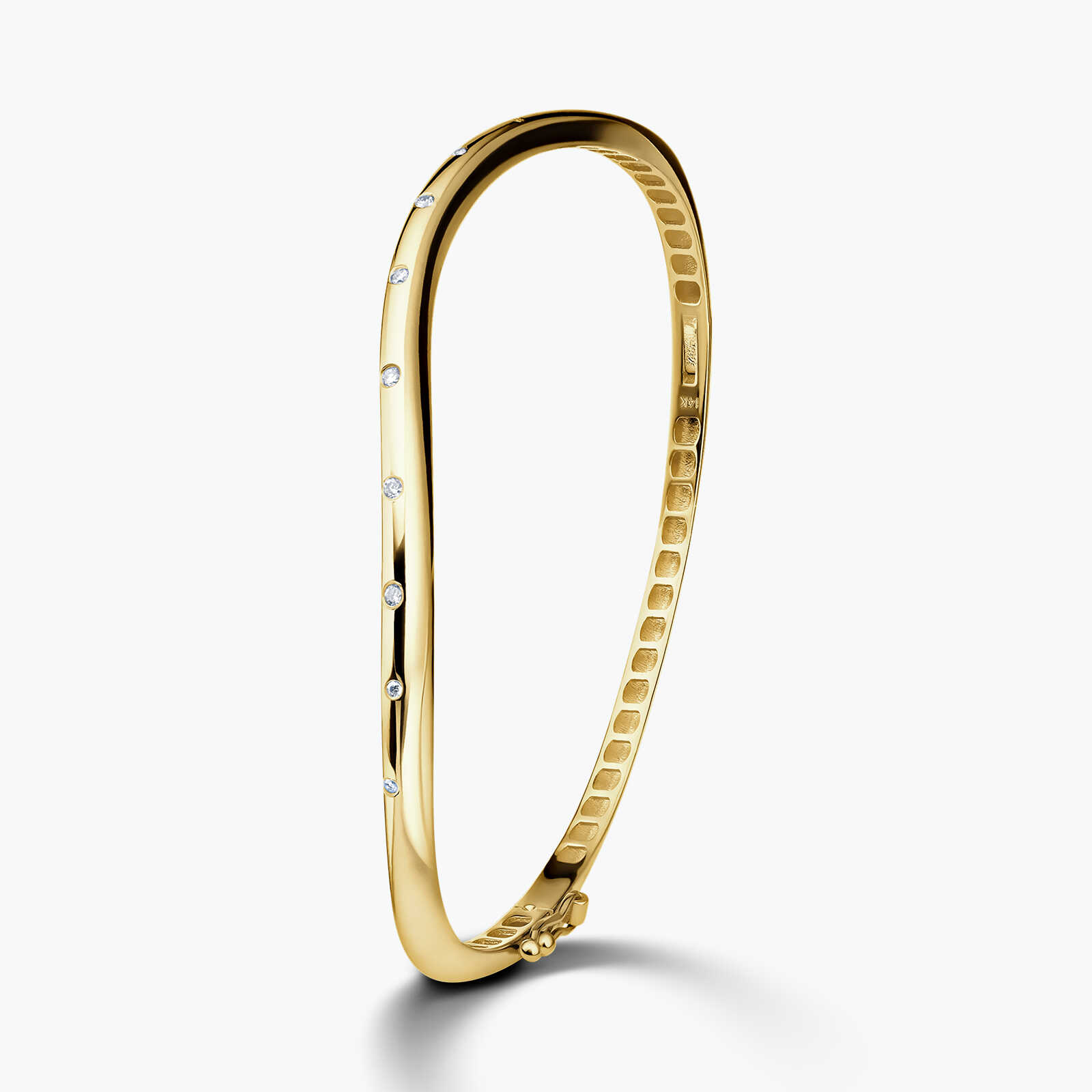 צמיד זהב בצורת גל משובץ יהלומים