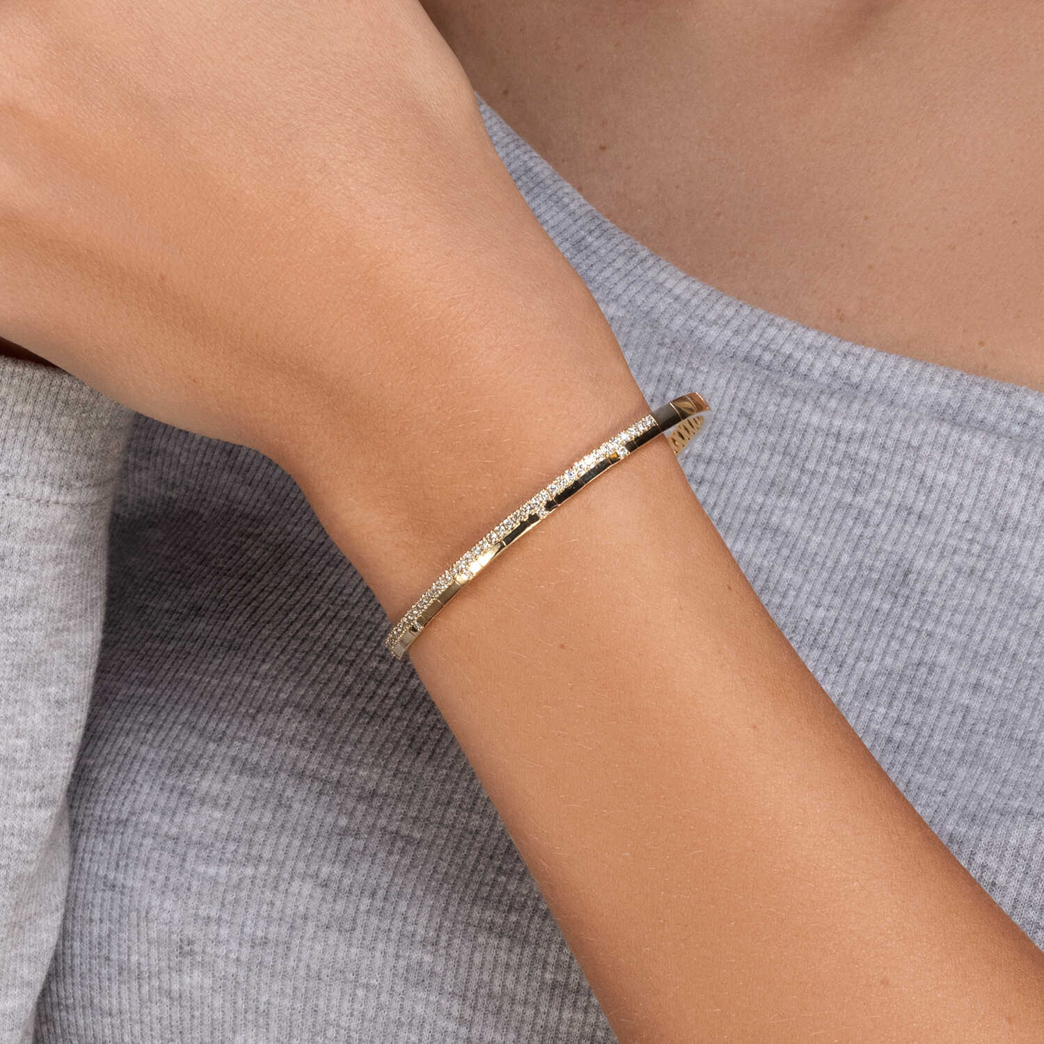 צמיד זהב קשיח משובץ יהלומים