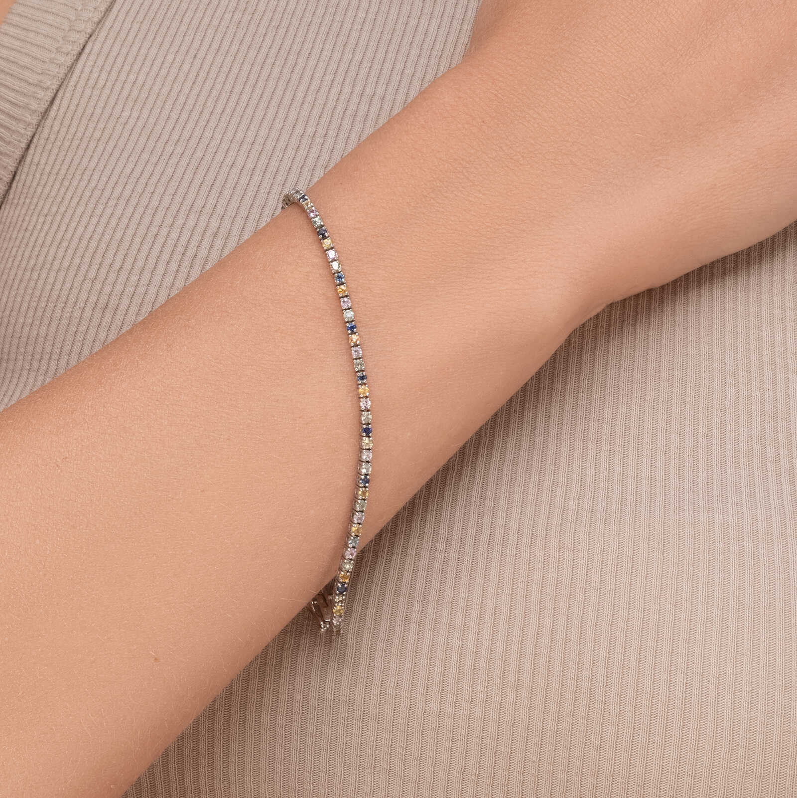 צמיד זהב טניס משובץ ספירים צבעוניים