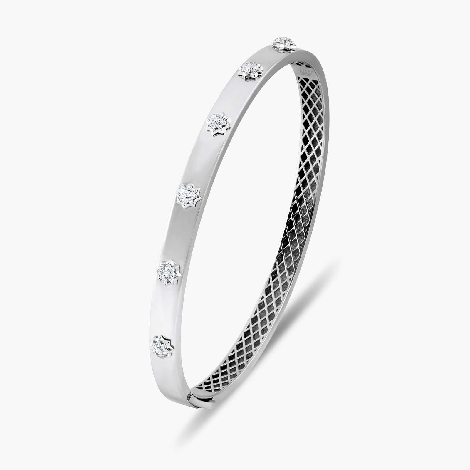 צמיד קשיח משובץ יהלומים בצורת פרחים