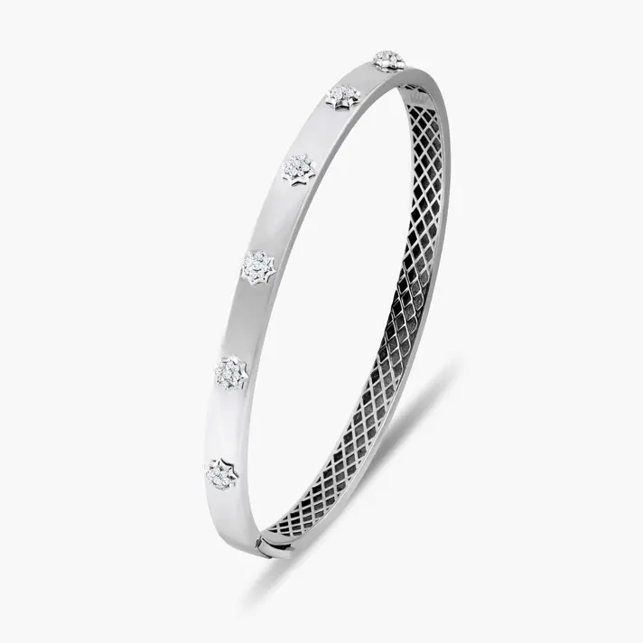 צמיד קשיח משובץ יהלומים בצורת פרחים