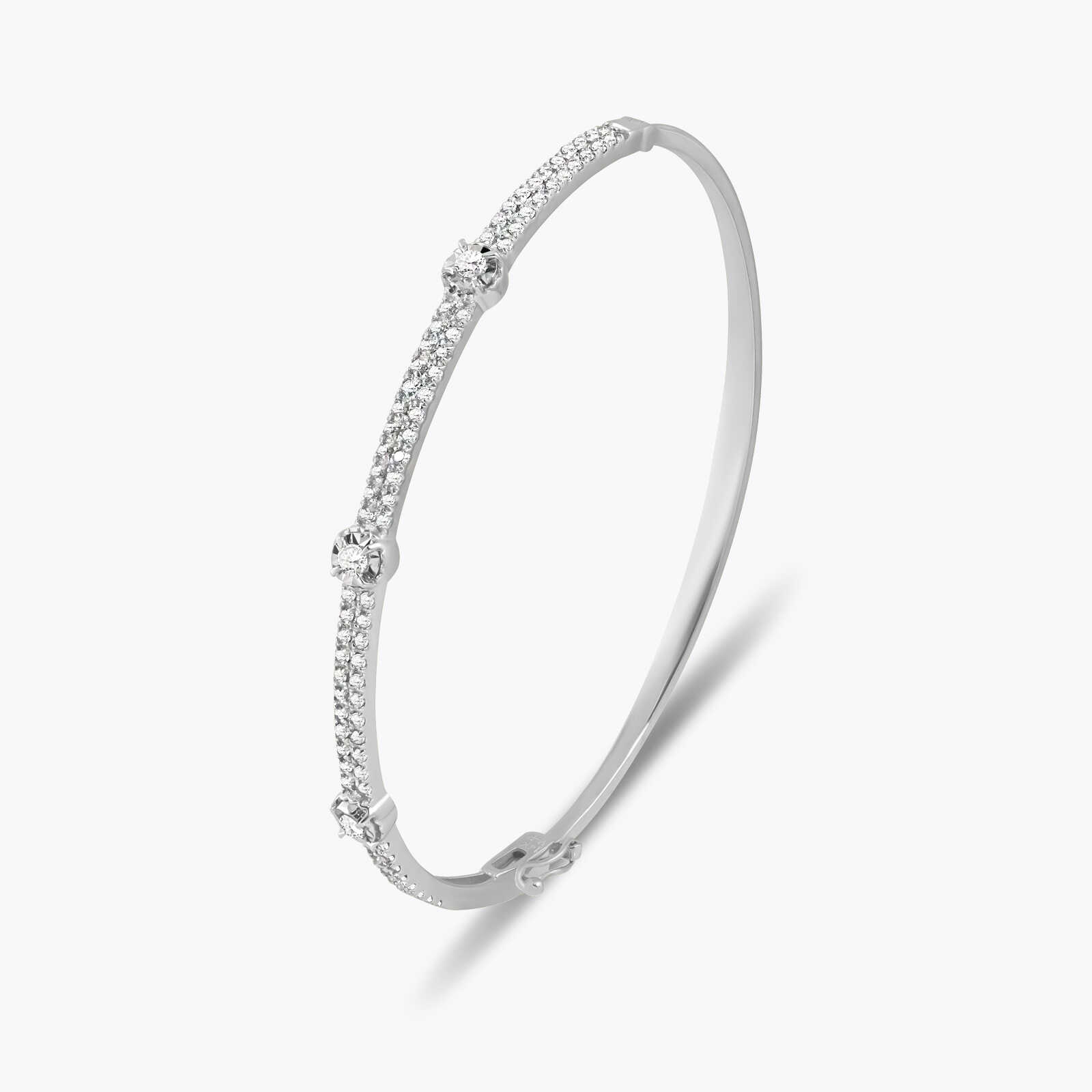 צמיד קשיח משובץ יהלומים נוצצים