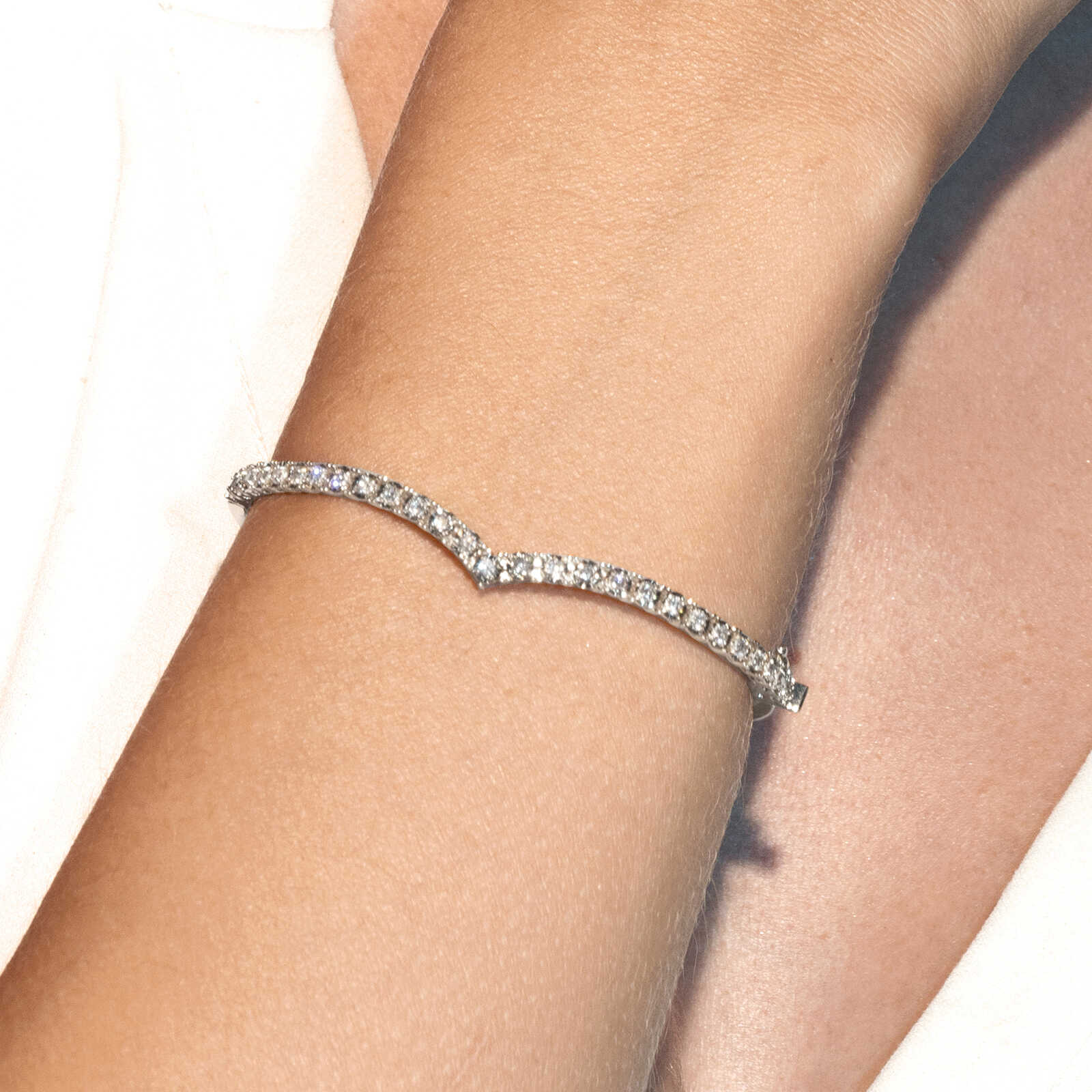 צמיד יהלומים קשיח בצורת לב