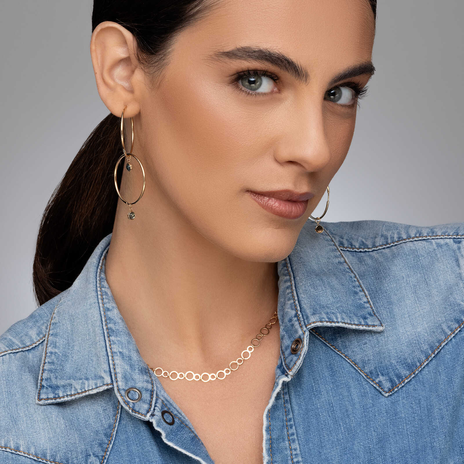 שרשרת זהב עם חוליות בצורת הספרה 8