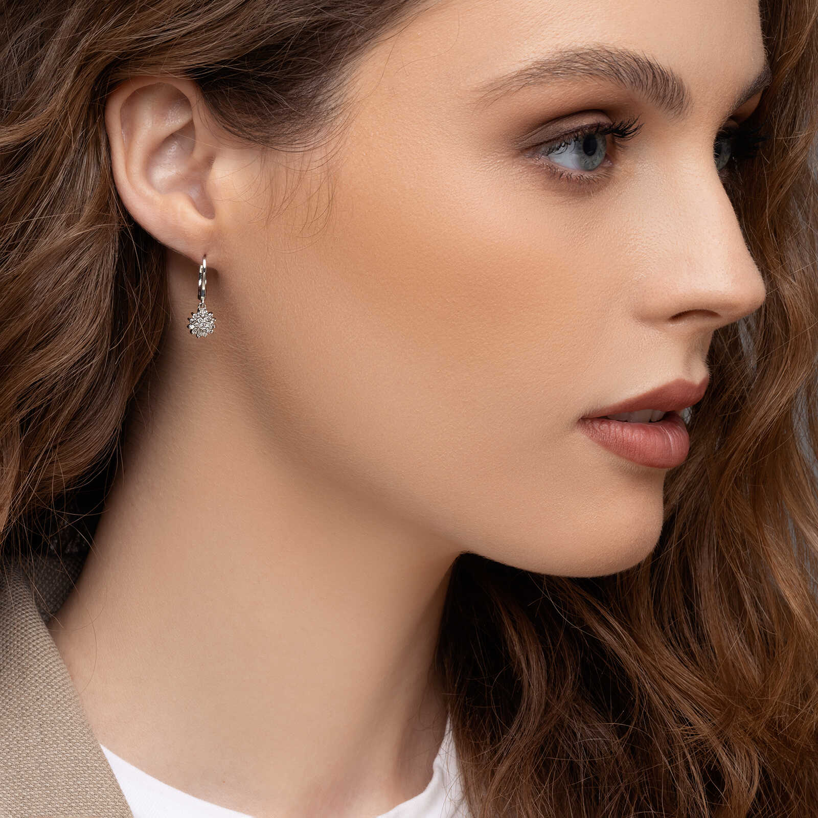 עגיל זהב בצורת שמש משובצת יהלומים