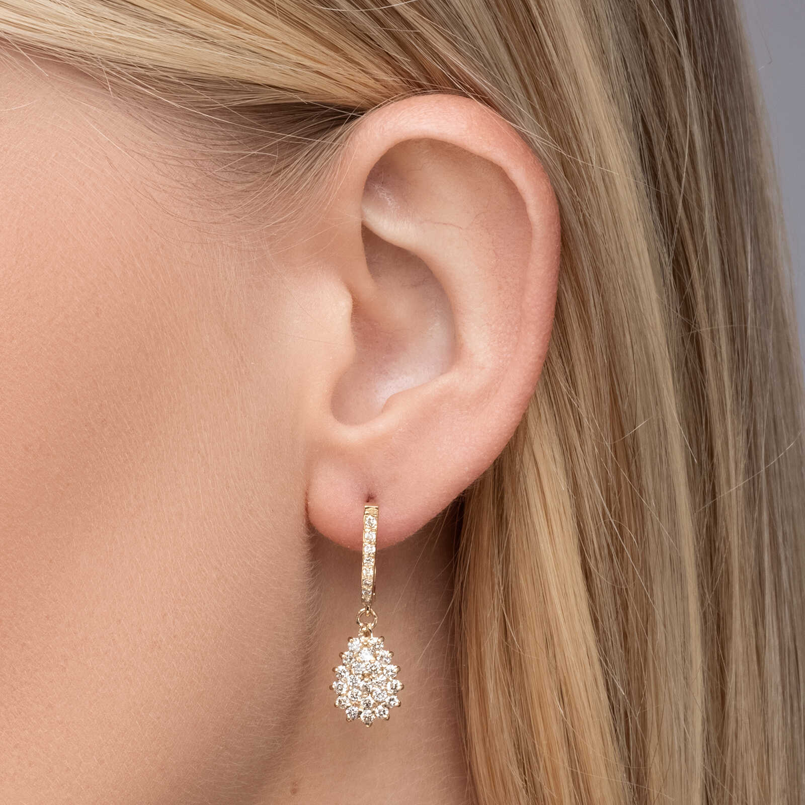 עגילי זהב תלויים משובצים יהלומים באורך 2.7 ס"מ