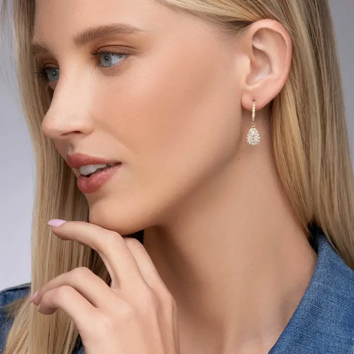 עגילי זהב תלויים משובצים יהלומים באורך 2.7 ס"מ