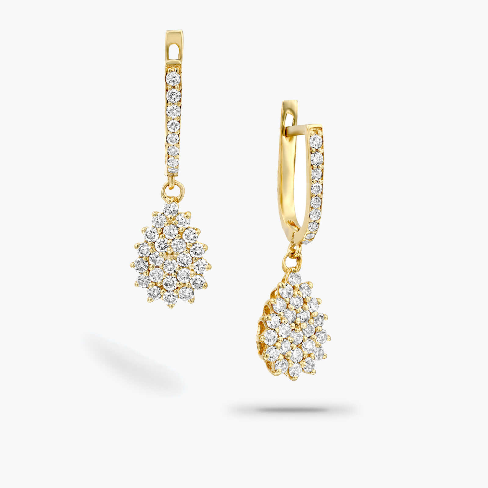 עגילי זהב תלויים משובצים יהלומים באורך 2.7 ס"מ