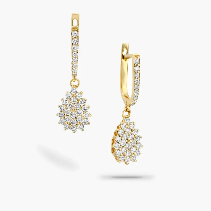 עגילי זהב תלויים משובצים יהלומים באורך 2.7 ס"מ