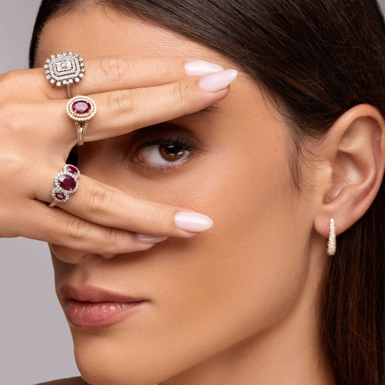 עגיל בצורת בננה משובצים יהלומים 1.5ס"מ אורך