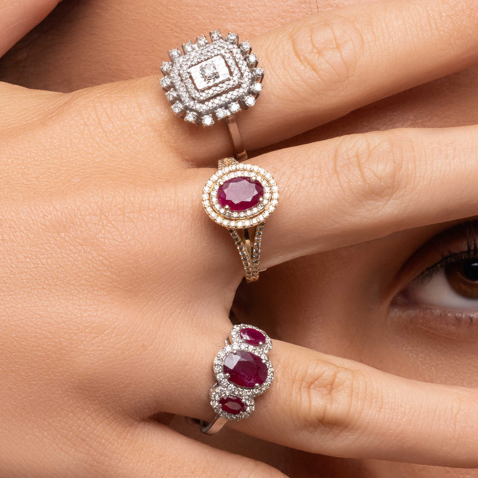 טבעת פטל עשויה זהב משובצת רובי ו94 יהלומים