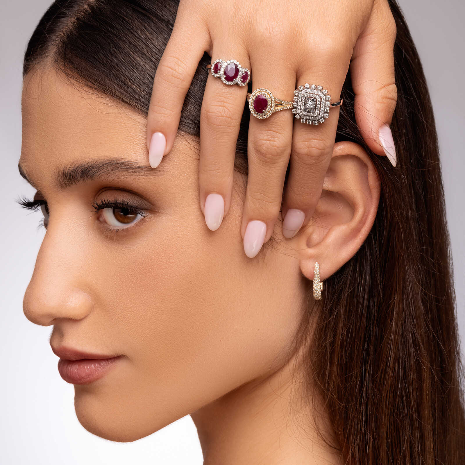 עגיל בצורת בננה משובצים יהלומים 1.5ס"מ אורך