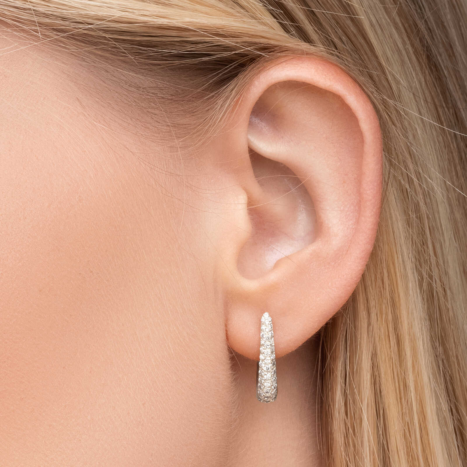 עגיל בצורת בננה משובצים יהלומים 1.5 ס"מ אורך