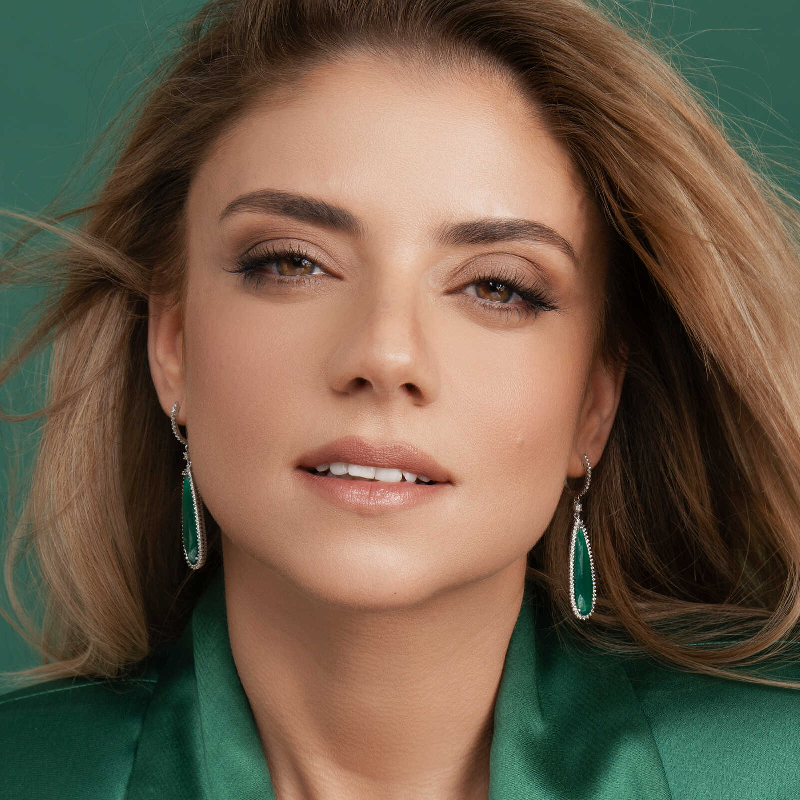 עגילי זהב בשיבוץ אבני אגת ירוקות ויהלומים