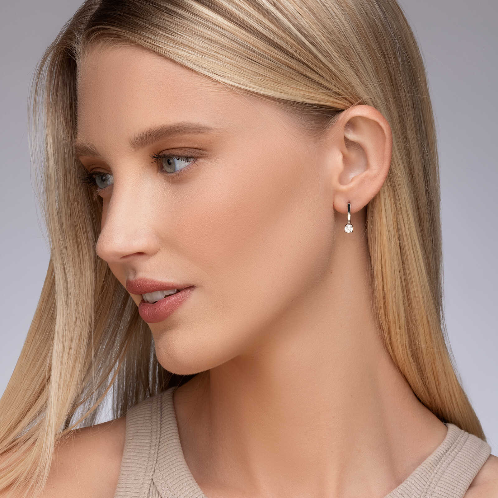 עגיל זהב משובצים יהלומים באורך 1.5 ס"מ