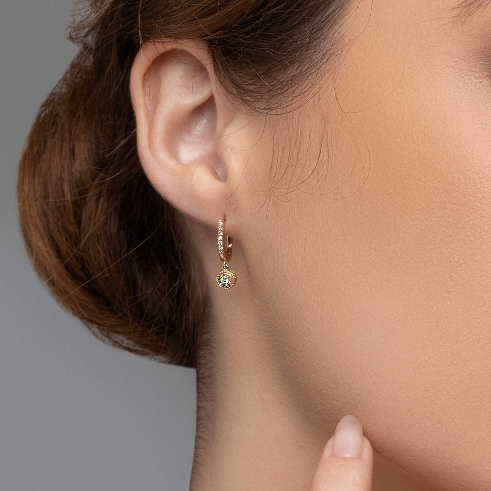 עגילי זהב דפני תלויים משובצים ביהלומים