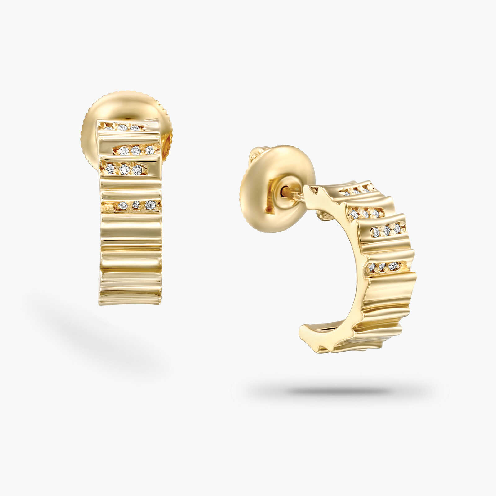 עגיל זהב צמודים בצורת חצי עיגול משובצים יהלומים