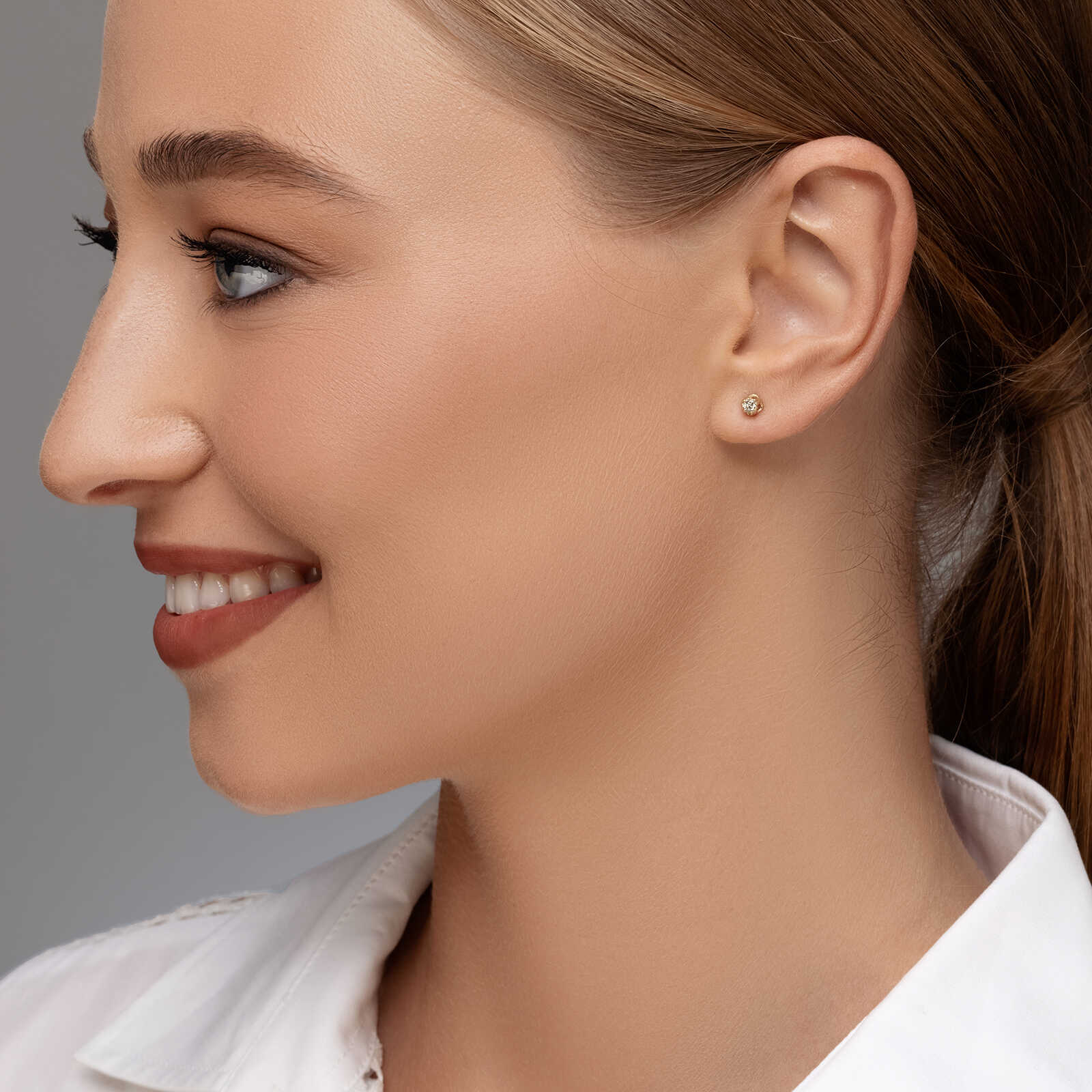 עגיל זהב סוליטר משובצים בשני יהלומים