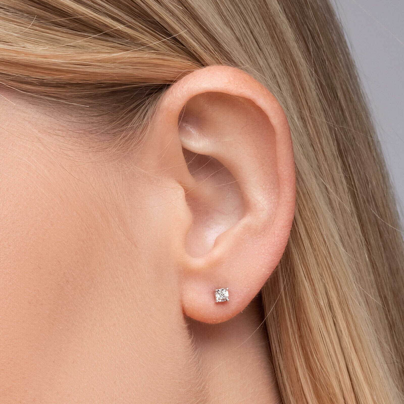 עגילי יהלום צמודים בקוטר 4.75 מ"מ.