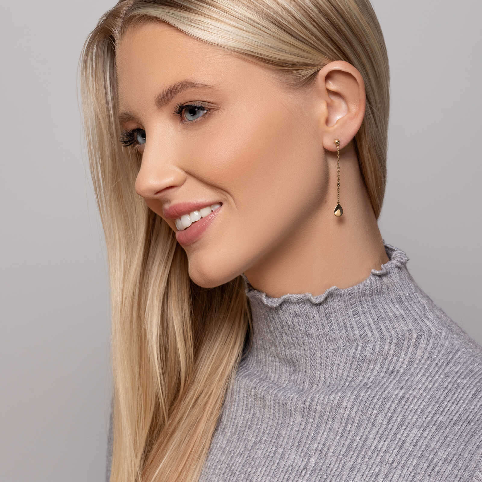 עגילי זהב באורך 5 ס"מ משובצים יהלומים