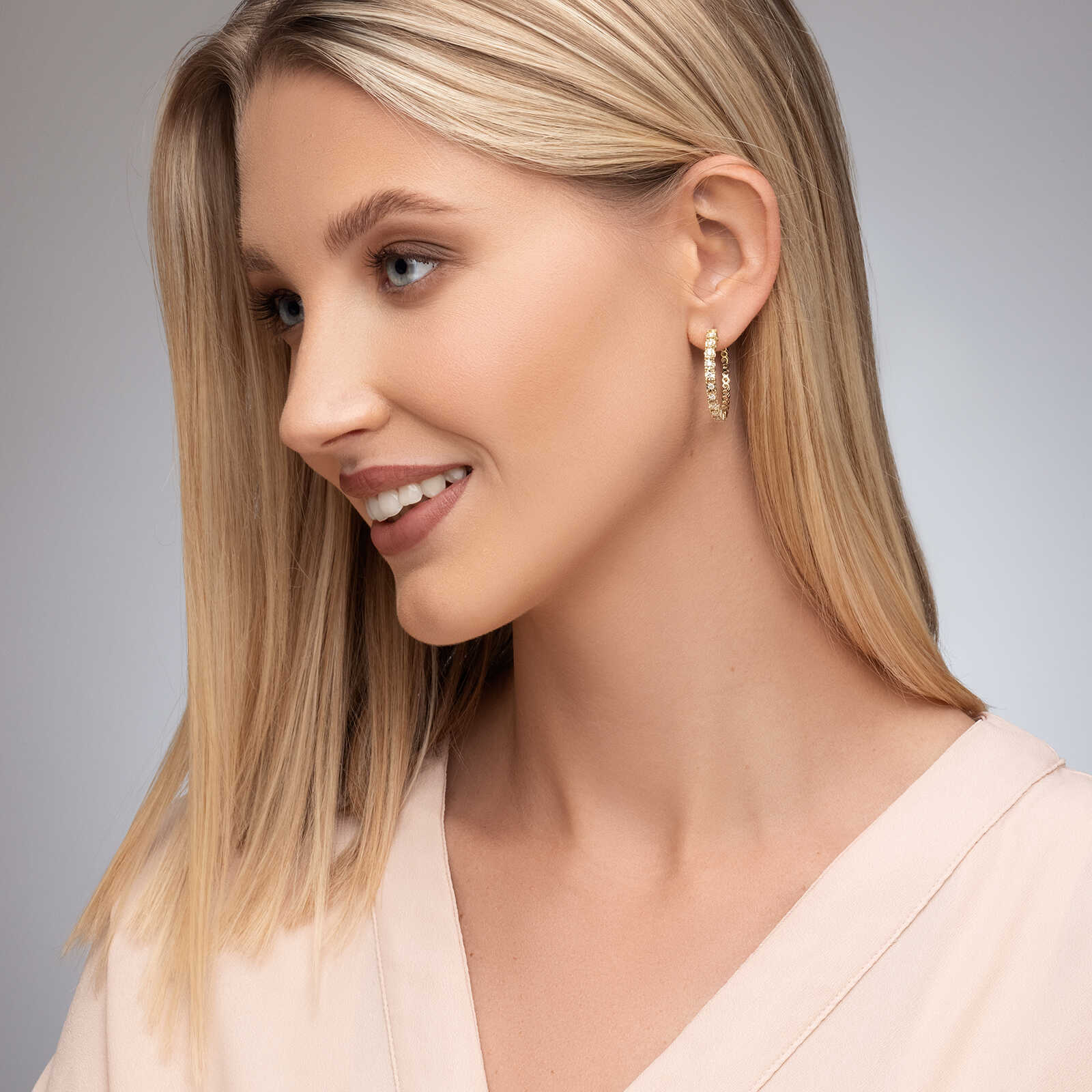 עגילי זהב חישוק משובצים יהלומים