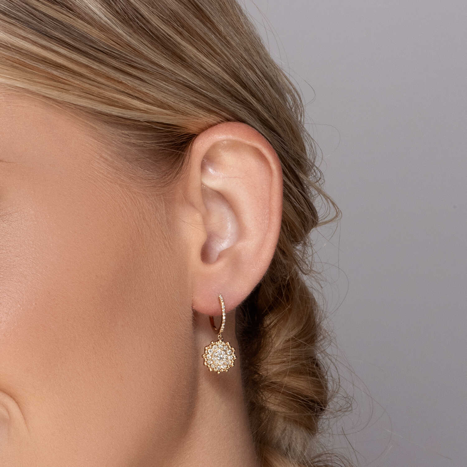 עגילי זהב תלויים בשיבוץ יהלומים