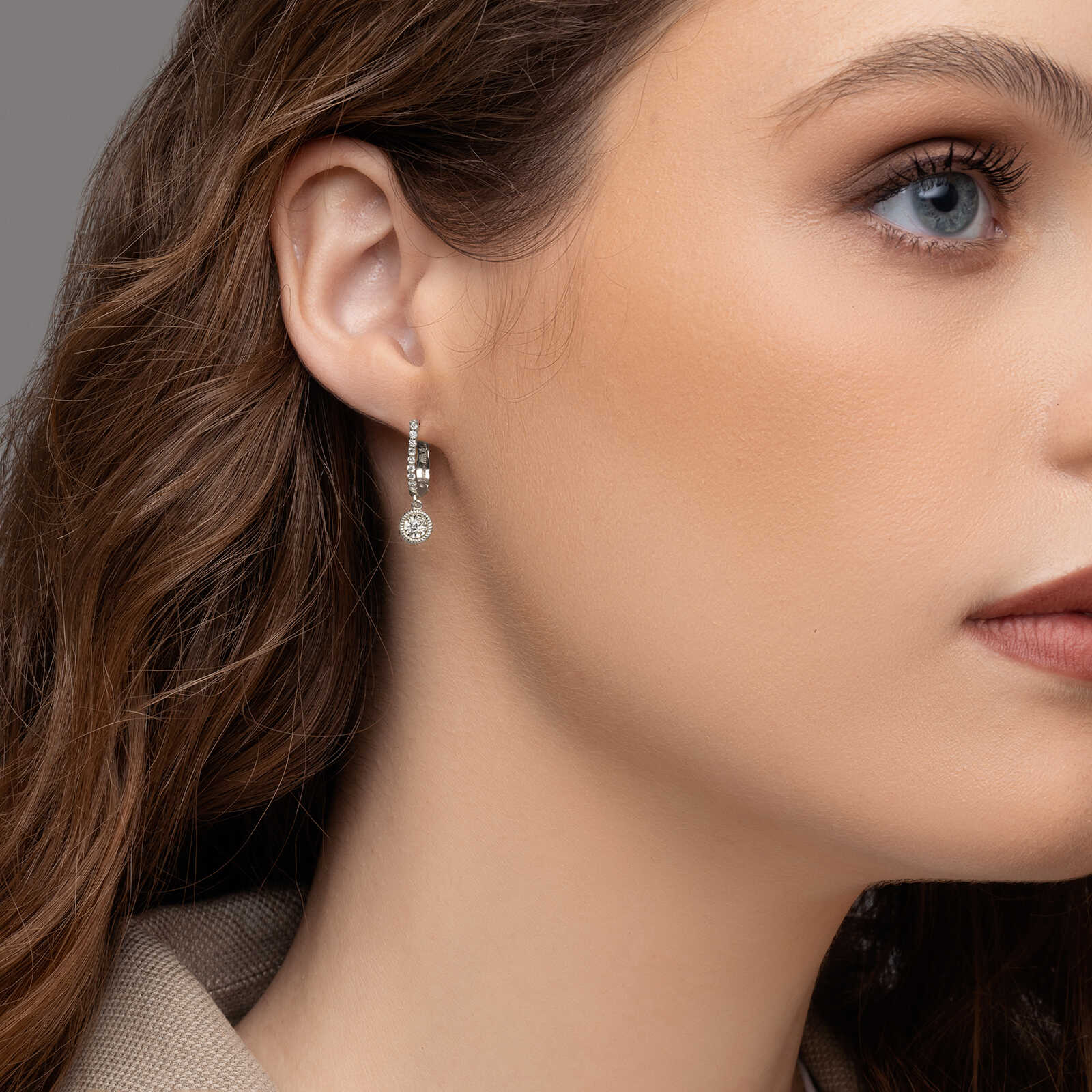 עגילי זהב תלוים משובצים יהלומים