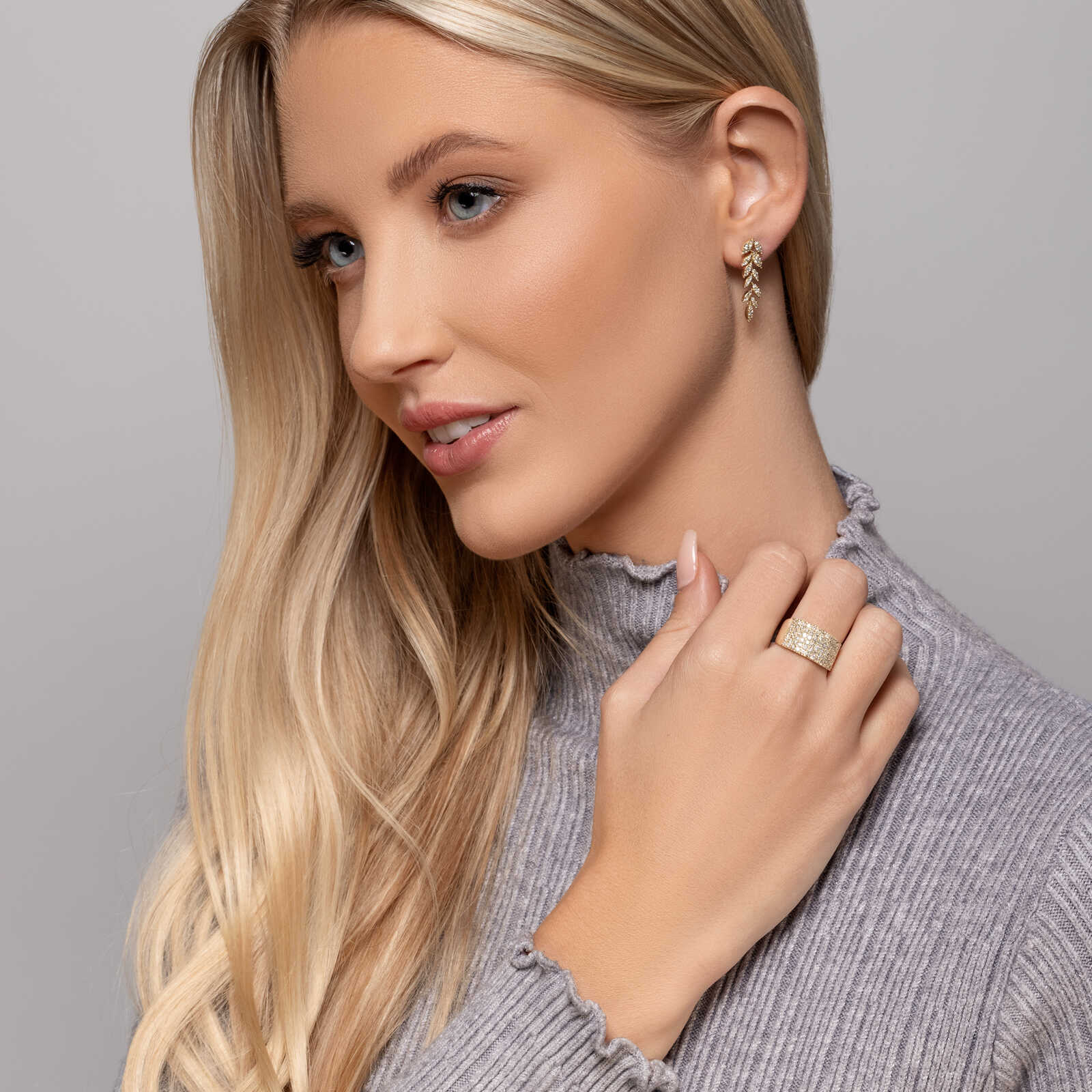 עגילי זהב המעוצבים כעלים המשובצים יהלומים