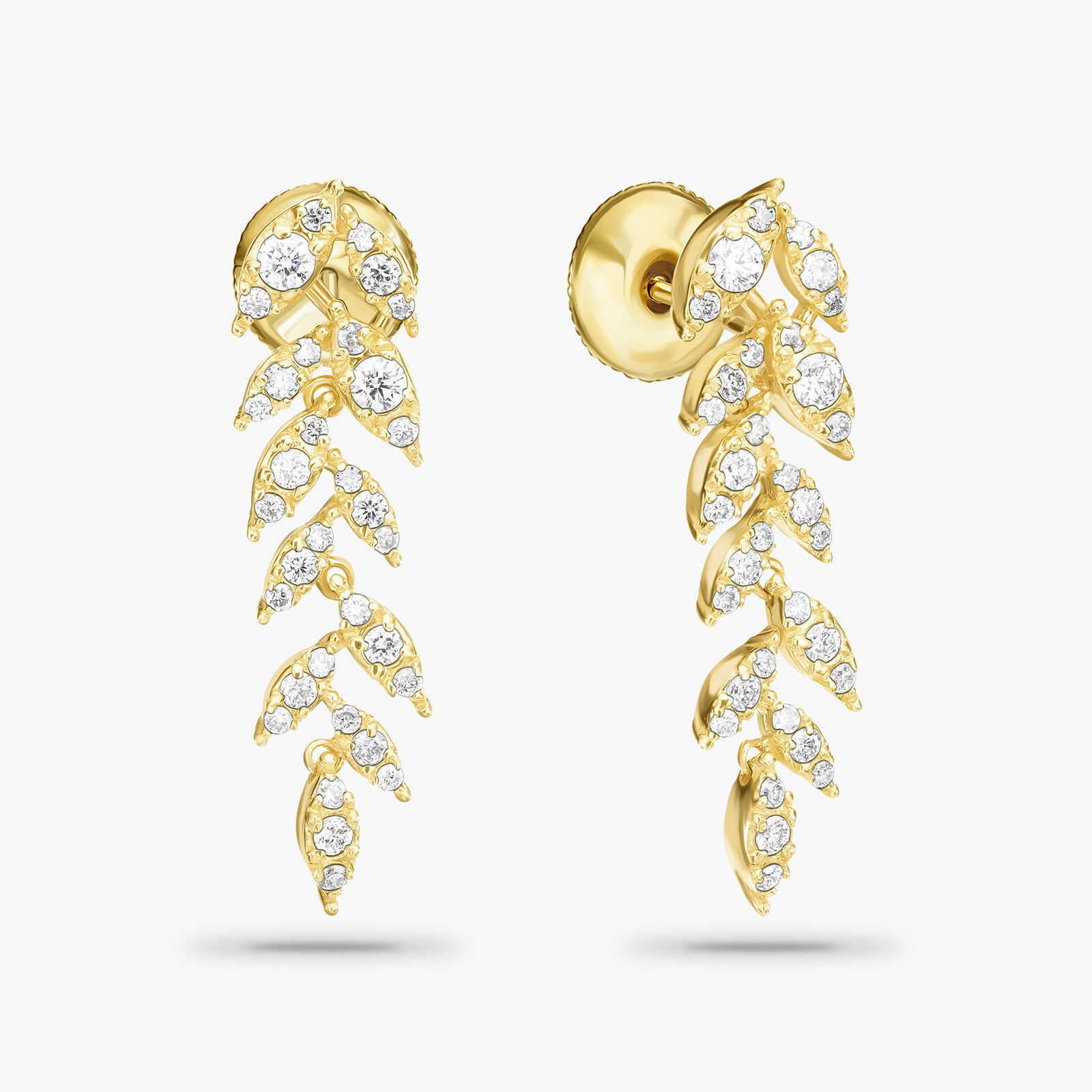 עגילי זהב המעוצבים כעלים המשובצים יהלומים