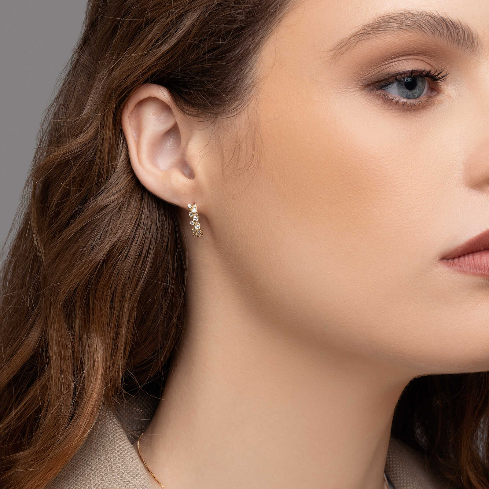 עגילי אמילי עשויים זהב ומשובצי יהלומים