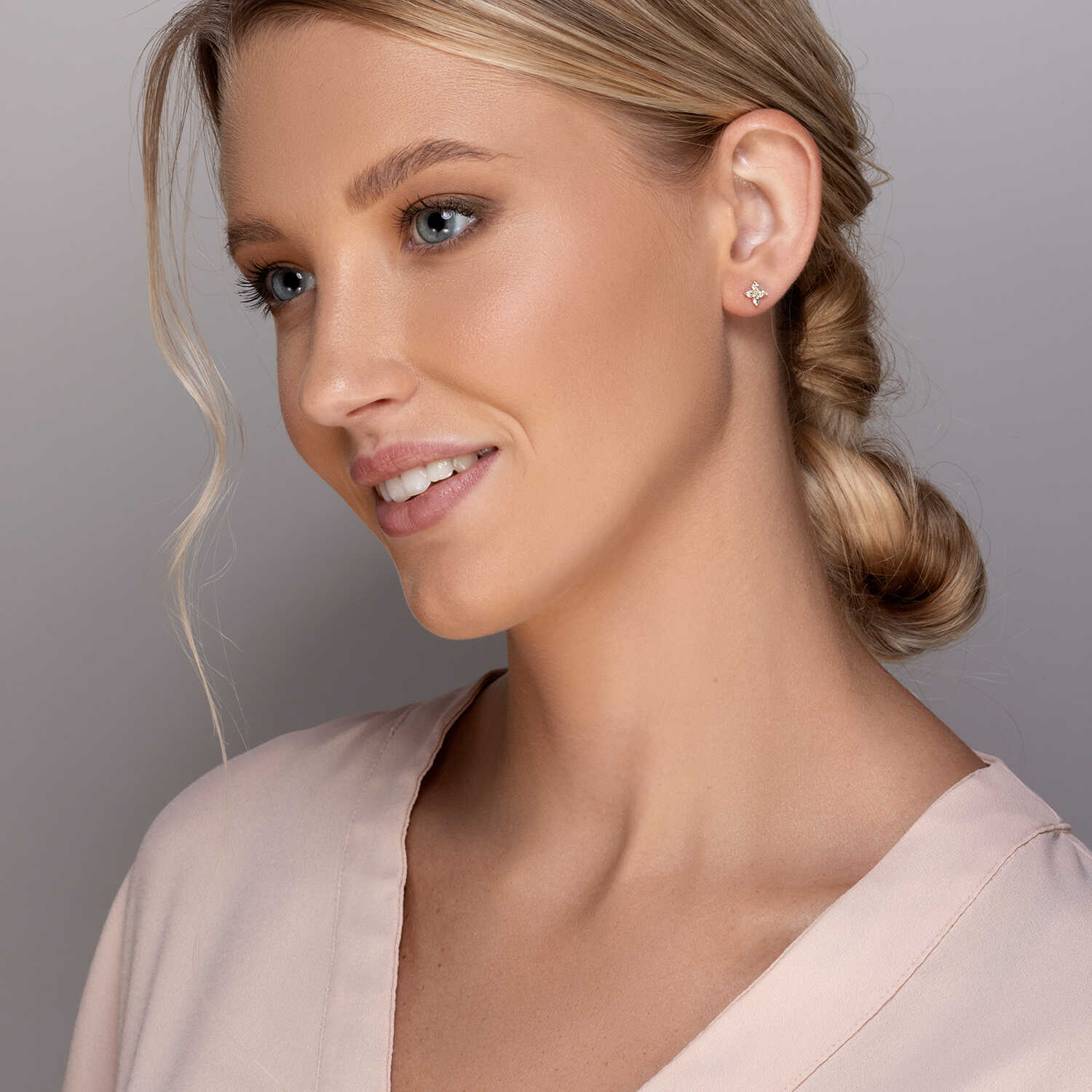 עגילי זהב בצורת פרח יהלומים