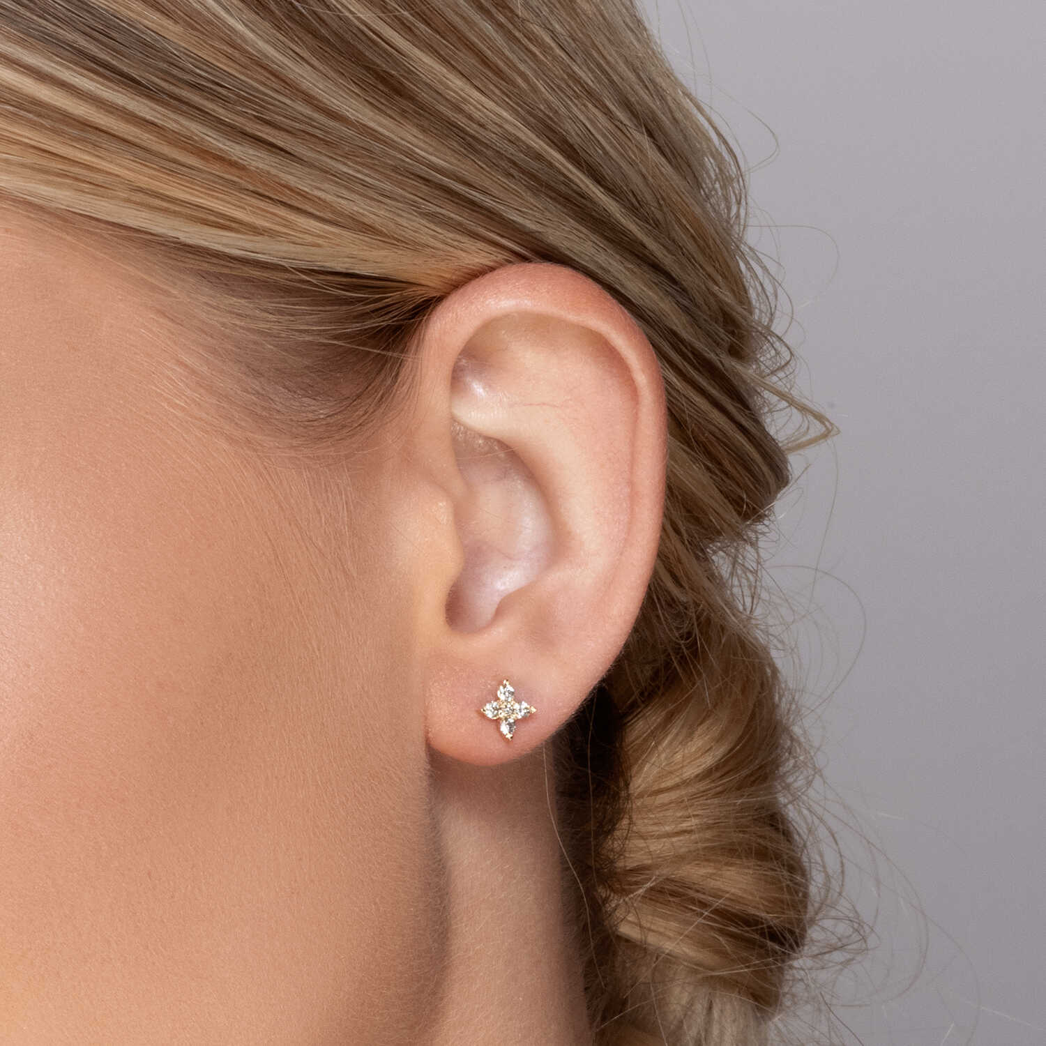 עגילי זהב בצורת פרח יהלומים