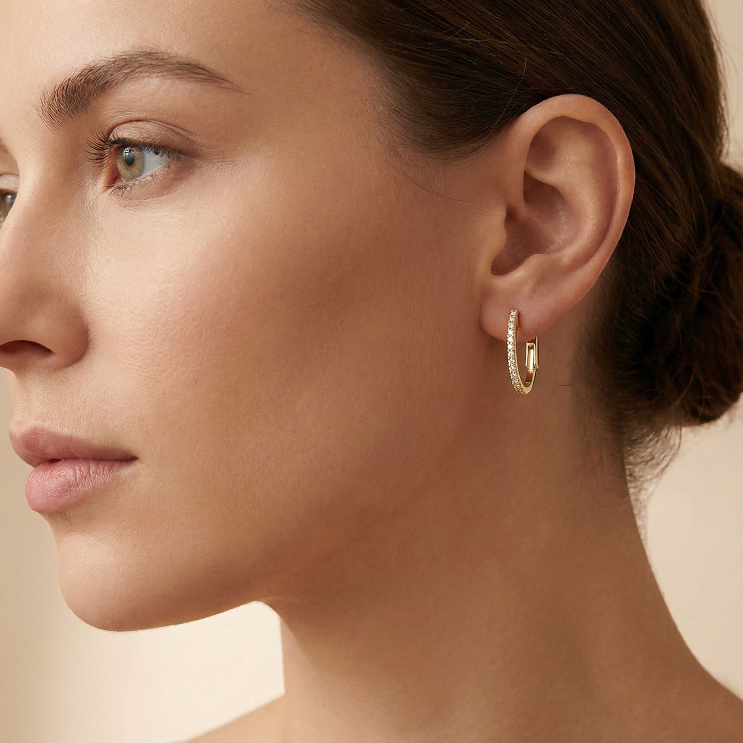 עגילי זהב 14K עם יהלומים.