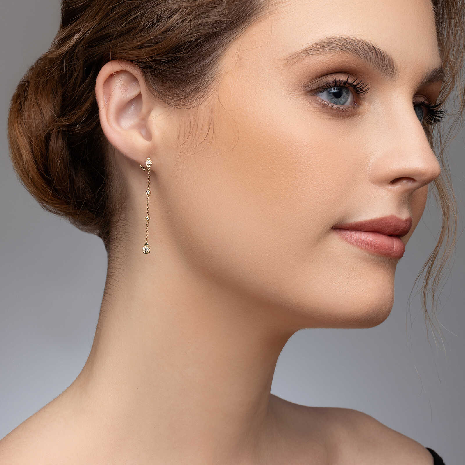 עגילי עמליה עשויים זהב ומשובצי יהלומים