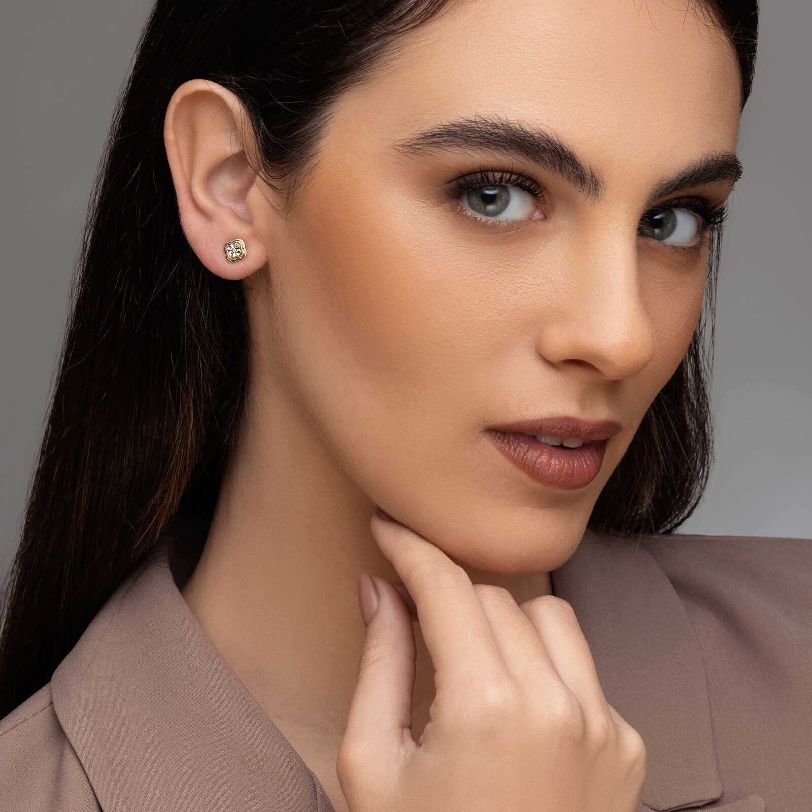 עגילי זהב בצורת פרח עם יהלומים