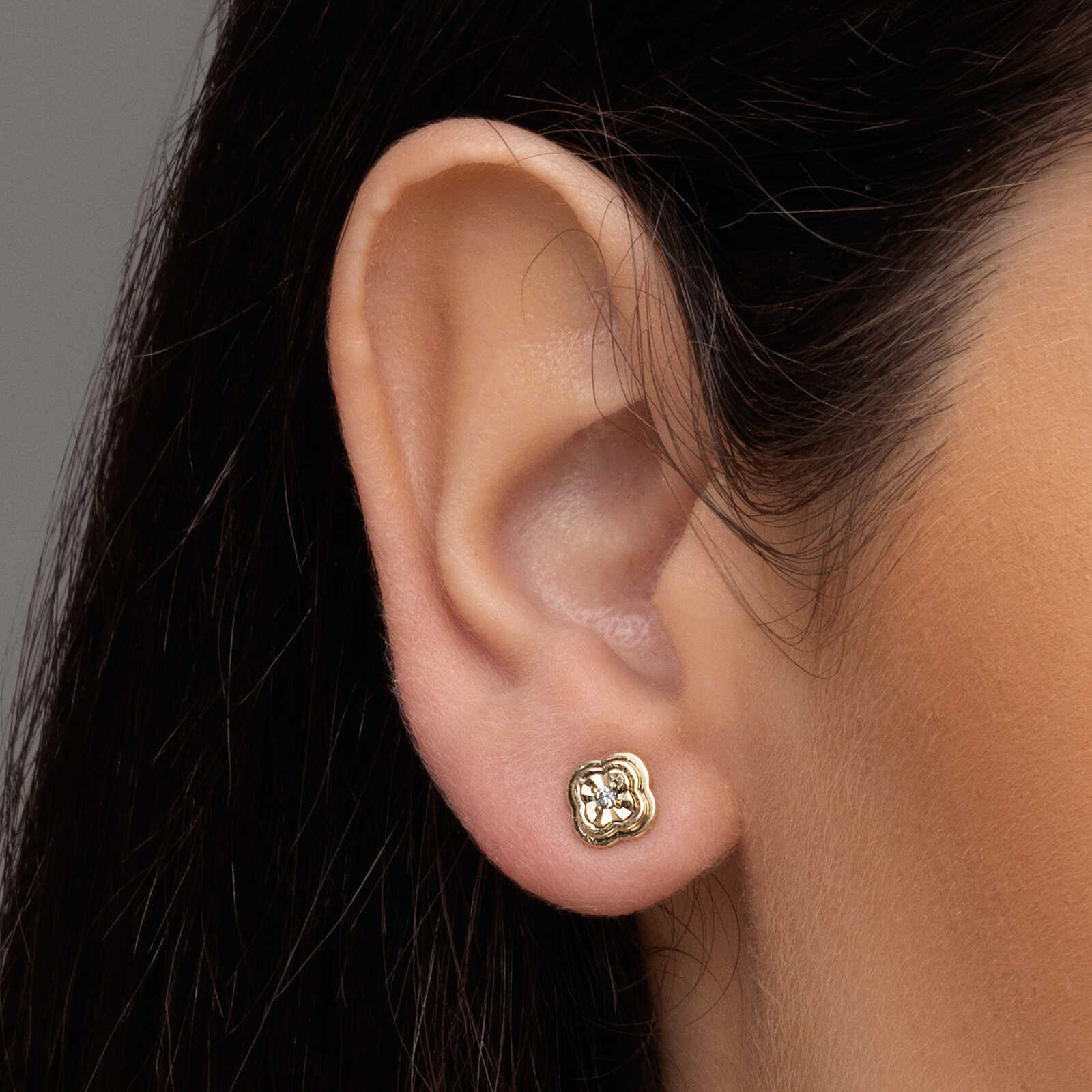 עגילי זהב בצורת פרח עם יהלומים