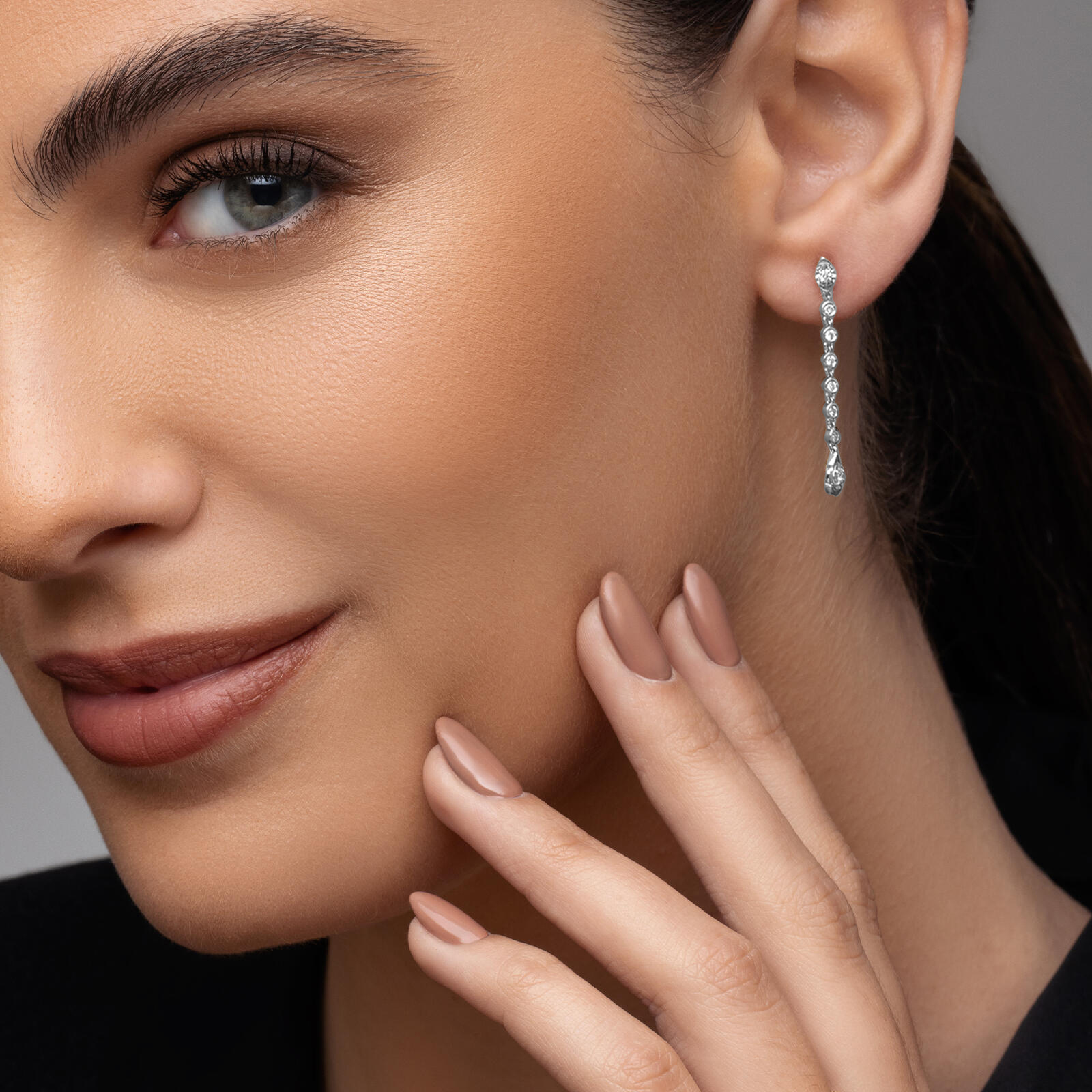 עגילי זהב תלויים בשיבוץ יהלומים ובאורך 3.4 ס"מ